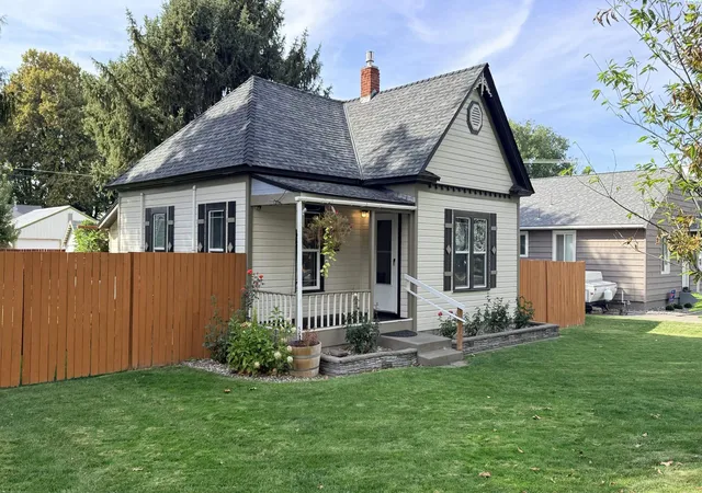 Photo 2 of Single family home for sale at 711 Main St, Prosser, WA 99350 | MLS# PAC297020 | Listing updated on 2026-10-17