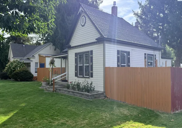 Photo 3 of Single family home for sale at 711 Main St, Prosser, WA 99350 | MLS# PAC297020 | Listing updated on 2026-10-17