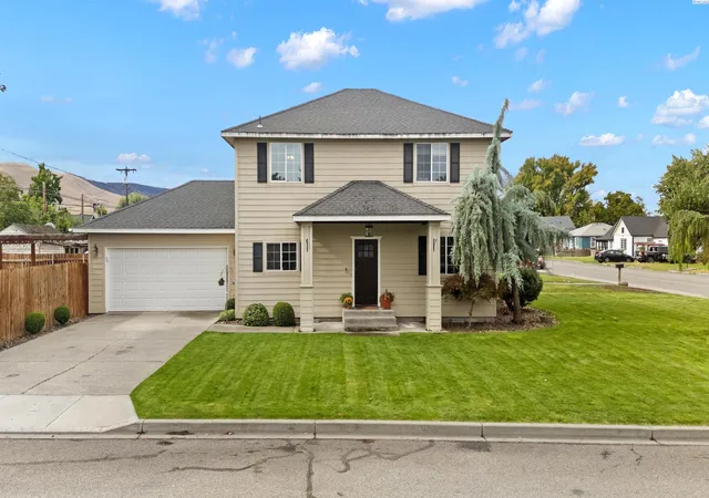 Single family home for sale at 1431 Grant Ave, Prosser, WA 99350 | MLS# PAC297027