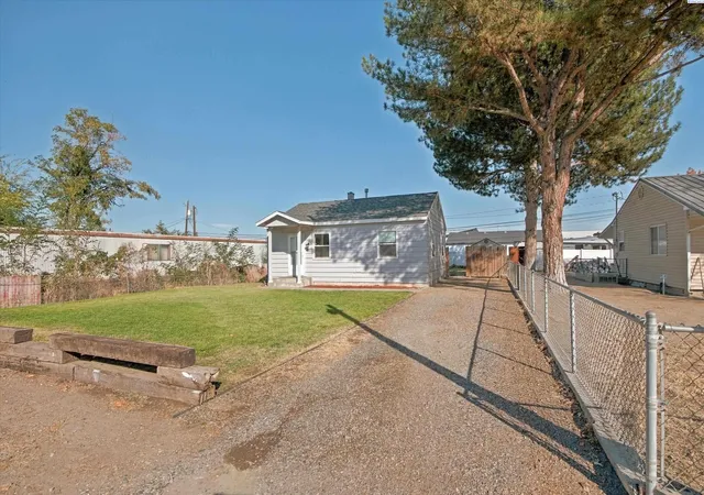 Photo 2 of Single family home for sale at 146 Walnut St, Burbank, WA 99323 | MLS# PAC297037 | Listing updated on 2026-10-16