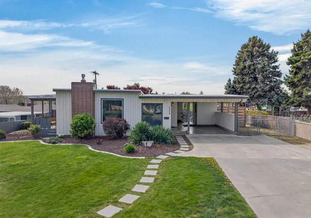 Photo 2 of Single family home for sale at 2409 W Albany, Kennewick, WA 99336 | MLS# PAC297039 | Listing updated on 2026-10-14