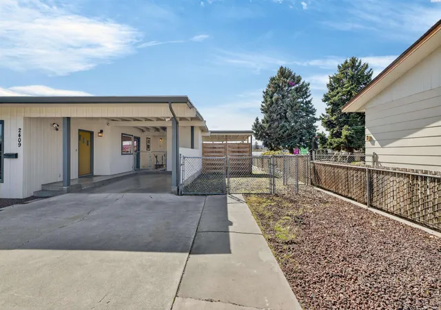 Photo 3 of Single family home for sale at 2409 W Albany, Kennewick, WA 99336 | MLS# PAC297039 | Listing updated on 2026-10-14