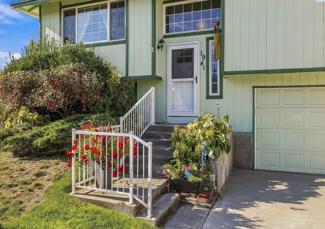 Photo 3 of Sale Pending at 1941 Quail Ct, West Richland, WA 99353 | MLS# PAC297044 | Listing updated on 2026-10-21
