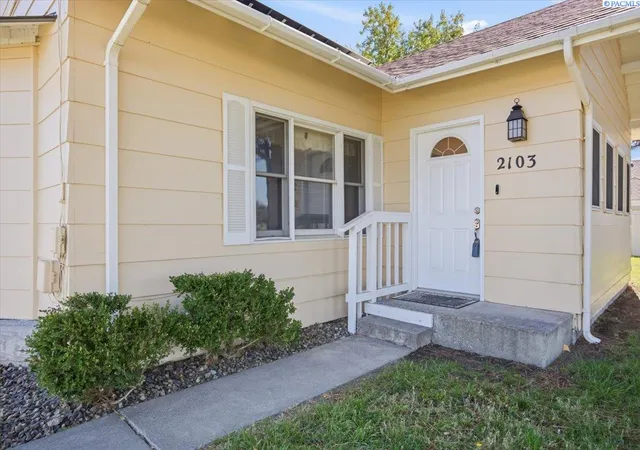 Photo 2 of Sale Pending at 2103 S Washington St, Kennewick, WA 99337 | MLS# PAC297078 | Listing updated on 2026-10-21