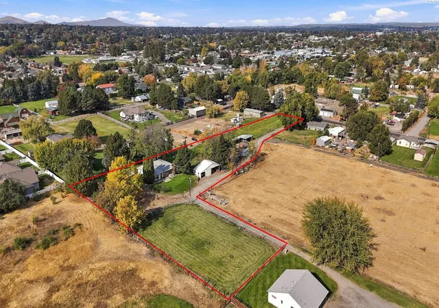 Photo 2 of Single family home for sale at 302 E 23rd Avenue, Kennewick, WA 99337 | MLS# PAC297090 | Listing updated on 2026-10-22