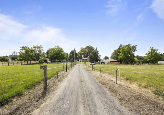 Photo 3 of Single family home for sale at 302 E 23rd Avenue, Kennewick, WA 99337 | MLS# PAC297090 | Listing updated on 2026-10-22