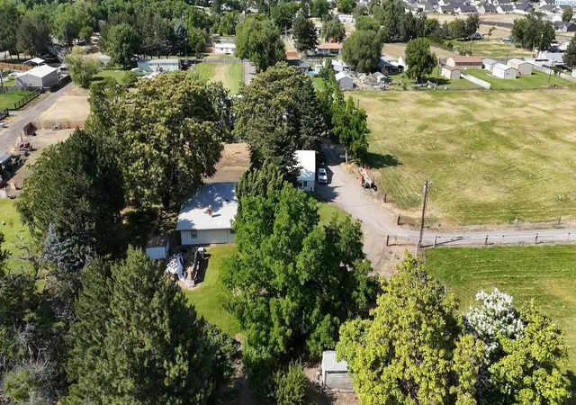 Photo 4 of Single family home for sale at 302 E 23rd Avenue, Kennewick, WA 99337 | MLS# PAC297090 | Listing updated on 2026-10-20