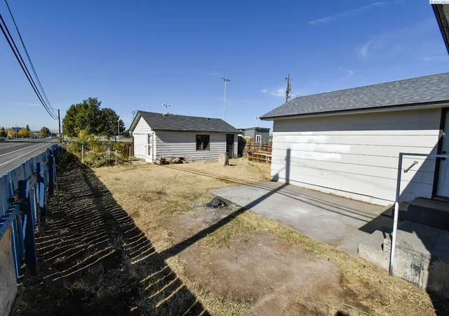Photo 3 of Single family home for sale at 904 N 15th Avenue, Pasco, WA 99301 | MLS# PAC297091 | Listing updated on 2026-10-23