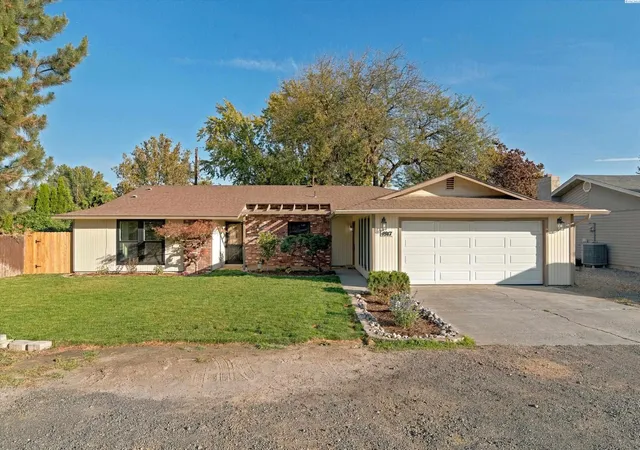 Photo 3 of Single family home for sale at 4917 W Sylvester St, Pasco, WA 99301 | MLS# PAC297097 | Listing updated on 2026-10-24