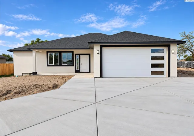 Single family home for sale at 2134 S Elm Pl, Kennewick, WA 99337 | MLS# PAC297098