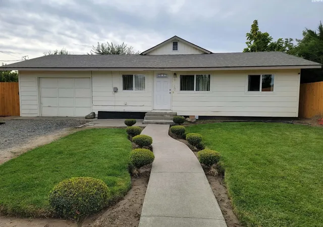 Photo 1 of Single family home for sale at 910 N 5th Street, Grandview, WA 98930 | MLS# PAC297103 | Listing updated on 2026-10-20
