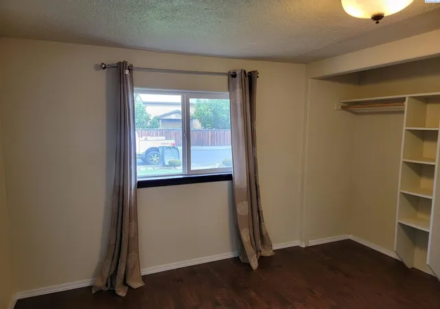 Photo 2 of Single family home for sale at 910 N 5th Street, Grandview, WA 98930 | MLS# PAC297103 | Listing updated on 2026-10-20
