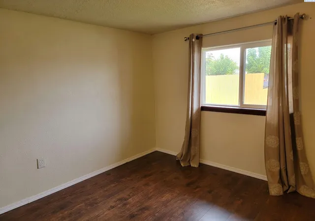 Photo 3 of Single family home for sale at 910 N 5th Street, Grandview, WA 98930 | MLS# PAC297103 | Listing updated on 2026-10-20