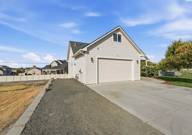Photo 4 of Single family home for sale at 1210 Gage Blvd, Richland, WA 99352 | MLS# PAC297109 | Listing updated on 2026-10-17