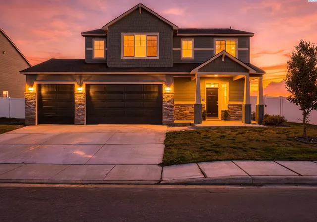 Photo 1 of Single family home for sale at 303 Jade Ave, Grandview, WA 98930 | MLS# PAC297112 | Listing updated on 2026-10-17