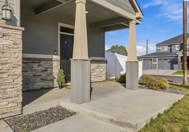 Photo 3 of Single family home for sale at 303 Jade Ave, Grandview, WA 98930 | MLS# PAC297112 | Listing updated on 2026-10-17