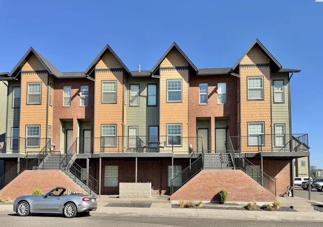 Townhouse for sale at 325 Columbia Point Dr, Richland, WA 99352 | MLS# PAC297124