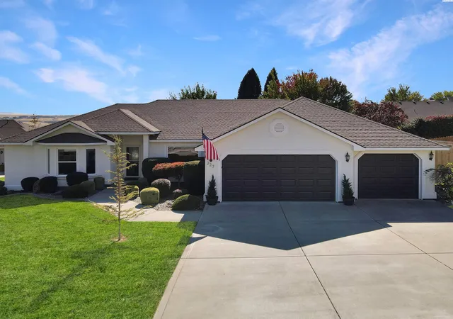 Photo 2 of Sale Pending at 227 Bear Dr, Richland, WA 99352 | MLS# PAC297128 | Listing updated on 2026-10-21