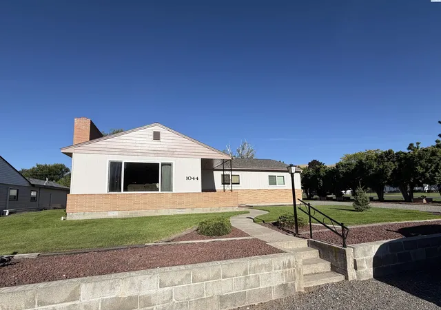Single family home for sale at 1044 Sadie St, Prosser, WA 99350 | MLS# PAC297140