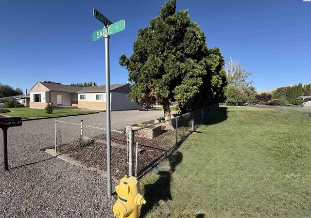 Photo 2 of Single family home for sale at 1044 Sadie St, Prosser, WA 99350 | MLS# PAC297140 | Listing updated on 2026-10-14