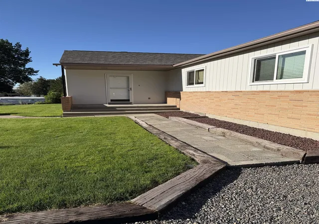 Photo 3 of Single family home for sale at 1044 Sadie St, Prosser, WA 99350 | MLS# PAC297140 | Listing updated on 2026-10-14