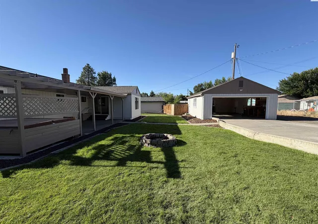 Photo 4 of Single family home for sale at 1044 Sadie St, Prosser, WA 99350 | MLS# PAC297140 | Listing updated on 2026-10-14
