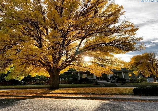 Photo 2 of Single family home for sale at 502 Ave H, Grandview, WA 98930 | MLS# PAC297142 | Listing updated on 2026-10-14