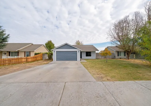 Photo 2 of Single family home for sale at 815 Madrona Ave, Pasco, WA 99301 | MLS# PAC297147 | Listing updated on 2026-10-14