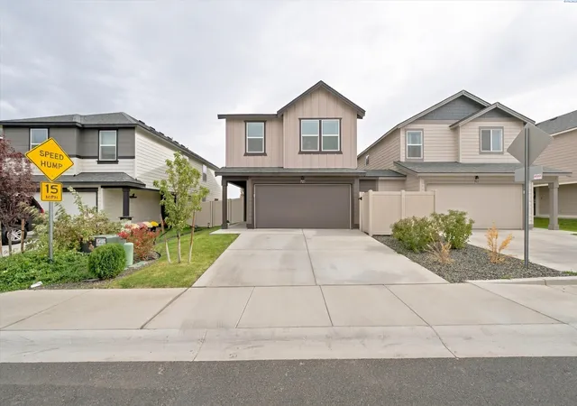 Townhouse for sale at 725 S Yolo Pl, Kennewick, WA 99336 | MLS# PAC297148