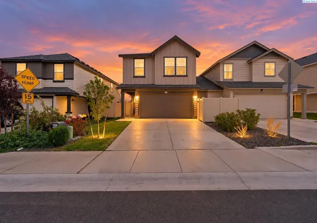 Townhouse for sale at 725 S Yolo Pl, Kennewick, WA 99336 | MLS# PAC297148