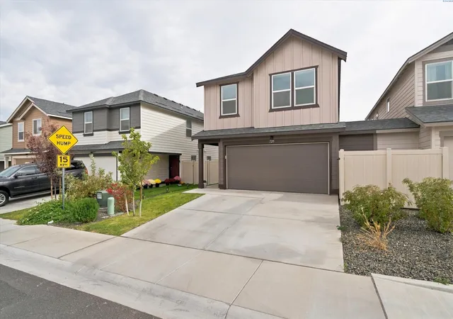 Photo 3 of Townhouse for sale at 725 S Yolo Pl, Kennewick, WA 99336 | MLS# PAC297148 | Listing updated on 2026-10-14