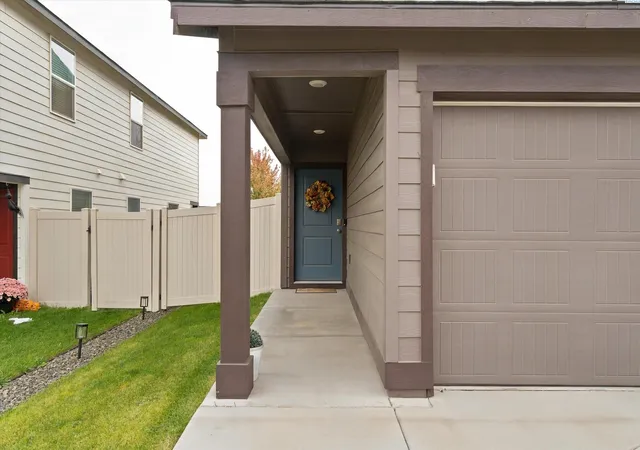 Photo 3 of Townhouse for sale at 725 S Yolo Pl, Kennewick, WA 99336 | MLS# PAC297148 | Listing updated on 2026-10-14