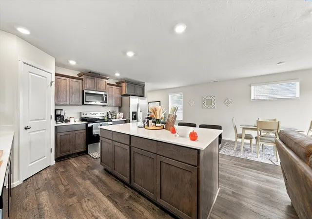 Photo 4 of Townhouse for sale at 725 S Yolo Pl, Kennewick, WA 99336 | MLS# PAC297148 | Listing updated on 2026-10-14