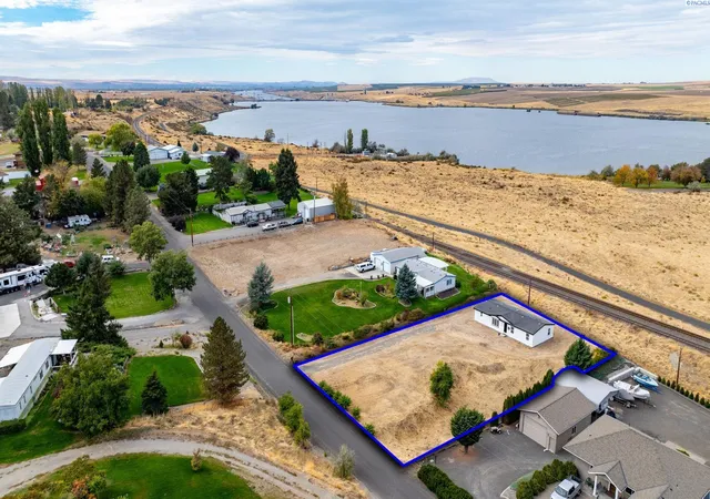Photo 1 of Manufactured home for sale at 117 Lakeview Dr, Burbank, WA 99323 | MLS# PAC297174 | Listing updated on 2026-10-15