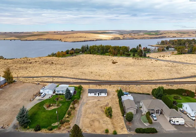 Photo 3 of Manufactured home for sale at 117 Lakeview Dr, Burbank, WA 99323 | MLS# PAC297174 | Listing updated on 2026-10-15
