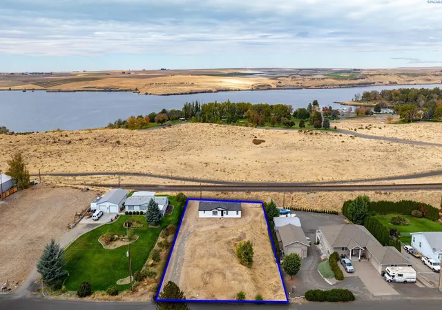 Photo 3 of Manufactured home for sale at 117 Lakeview Dr, Burbank, WA 99323 | MLS# PAC297174 | Listing updated on 2026-10-15