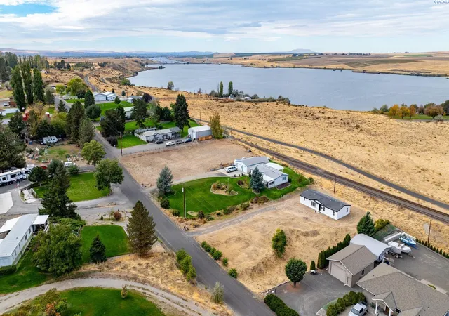 Photo 4 of Manufactured home for sale at 117 Lakeview Dr, Burbank, WA 99323 | MLS# PAC297174 | Listing updated on 2026-10-15