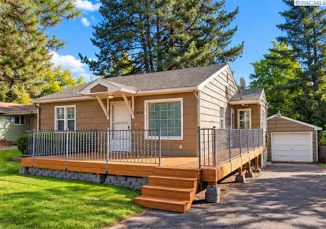 Single family home for sale at 1020 NW Charlotte St, Pullman, WA 99163 | MLS# PAC297180