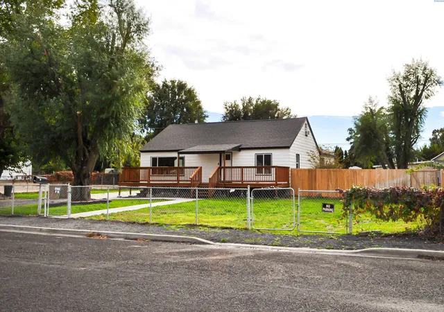 Photo 1 of Single family home for sale at 1623 W 1st Avenue, Kennewick, WA 99336 | MLS# PAC297184 | Listing updated on 2026-10-17