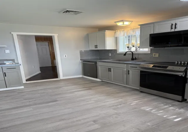 Photo 4 of Single family home for sale at 124 Ash St, Burbank, WA 99323 | MLS# PAC297189 | Listing updated on 2026-10-17
