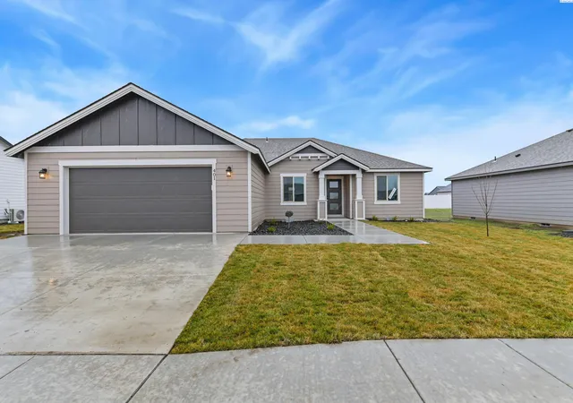 Photo 1 of Single family home for sale at 401 Glenwood Ave, Grandview, WA 98930 | MLS# PAC297211 | Listing updated on 2026-10-16