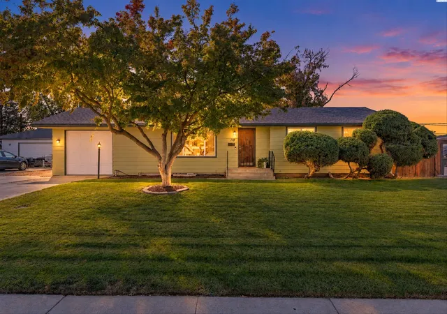 Single family home for sale at 119 Cottonwood Dr, Richland, WA 99352 | MLS# PAC297216