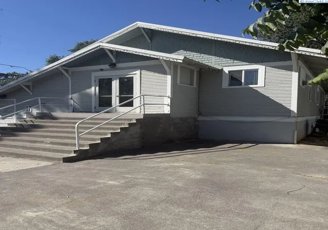 Single family home for sale at 17 N Ione St, Kennewick, WA 99336 | MLS# PAC297217