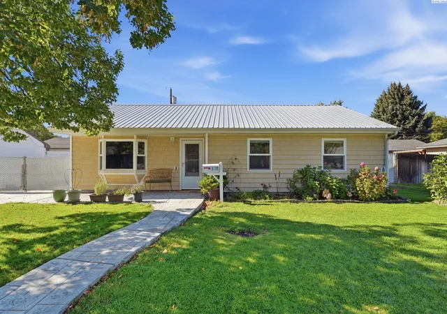 Single family home for sale at 1217 Cedar Ave, Richland, WA 99354 | MLS# PAC297227