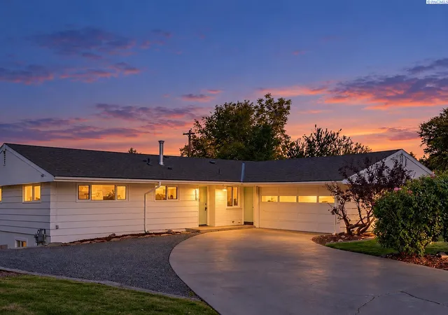 Single family home for sale at 2215 S Fruitland St, Kennewick, WA 99337 | MLS# PAC297241