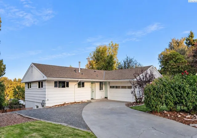 Photo 1 of Single family home for sale at 2215 S Fruitland St, Kennewick, WA 99337 | MLS# PAC297241 | Listing updated on 2026-10-20