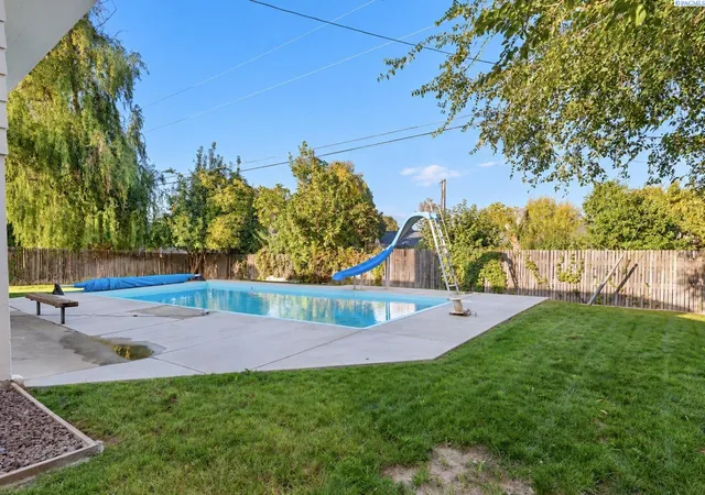 Photo 2 of Single family home for sale at 2215 S Fruitland St, Kennewick, WA 99337 | MLS# PAC297241 | Listing updated on 2026-10-20