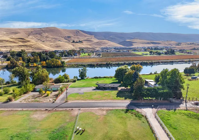 Photo 1 of Single family home for sale at 142103 W N River Rd, Prosser, WA 99350 | MLS# PAC297257 | Listing updated on 2026-10-22