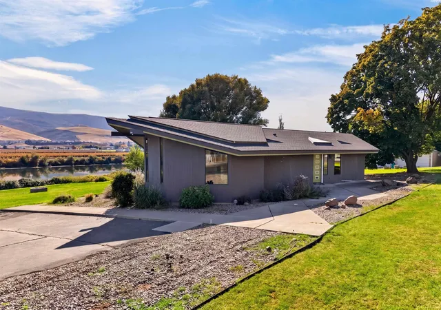 Photo 2 of Single family home for sale at 142103 W N River Rd, Prosser, WA 99350 | MLS# PAC297257 | Listing updated on 2026-10-22
