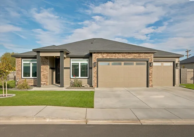 Single family home for sale at 502 Tatoosh Ave, West Richland, WA 99353 | MLS# PAC297267